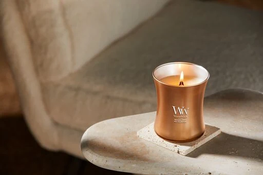 Woodwick - Candela media " Precious metals - Volcanic Orris